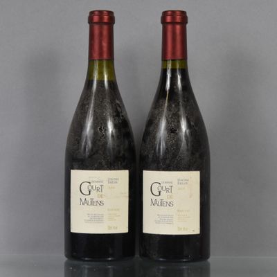 deux bouteilles de vin posées sur une table l'une à côté de l'autre