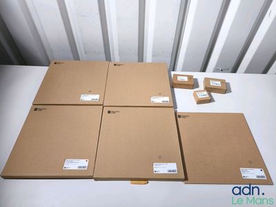 Quatre cartons sont empilés les uns sur les autres sur une table.