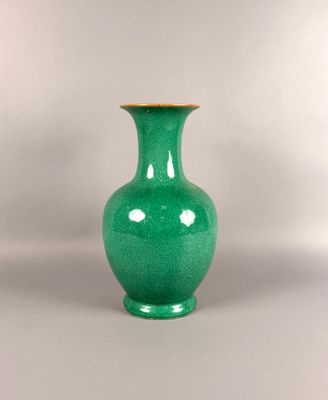 un vase vert posé sur une table