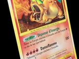 Au dos de la carte Pokémon, il y a l'image d'un dragon.
