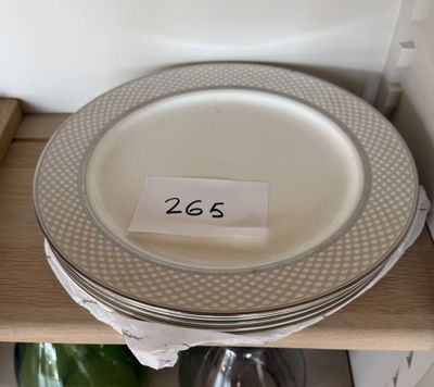 une pile d'assiettes posée sur une étagère, avec une étiquette de prix dessus