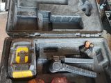 nombreux outils dans l'étui sur la table
