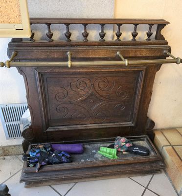 un banc en bois dans lequel se trouvent tout un tas d'objets