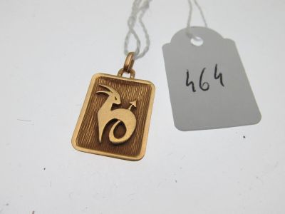 un collier en or orné d'un chien et d'une plaque