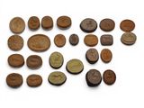 un grand nombre de pièces qui se trouvent sur une surface blanche