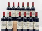 un lot de bouteilles de vin posées sur une caisse en bois