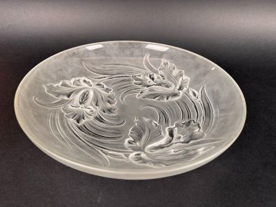 VERLYS France Plat en verre pressé-moulé à décor d'iris Marq…