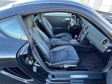 l'intérieur d'une voiture, la portière ouverte et le siège conducteur relevé