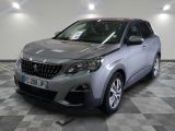 la voiture grise est garée dans le garage sur le sol en damier