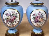 une paire de vases bleus ornés de bordures dorées et de motifs floraux