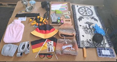 une table sur laquelle se trouvent de nombreux objets