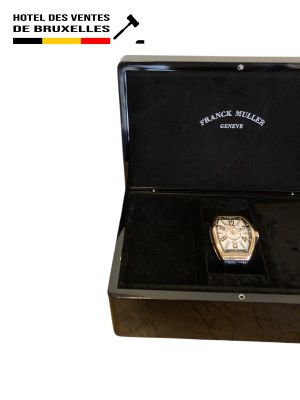 une boîte contenant une montre, sur fond blanc