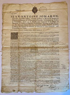 une feuille de papier sur laquelle figure une déclaration, posée sur une table