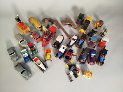 de nombreux types différents de petits trains et de petits camions sur la table