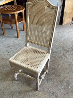 Suite de 4 chaises canées en bois laqué blanc