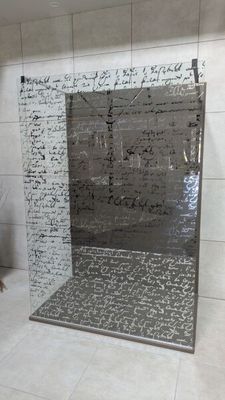 une douche avec une porte en verre dans une salle de bains