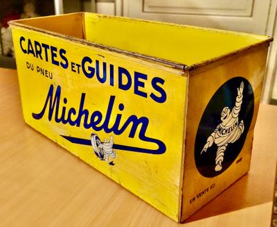 une boîte jaune sur laquelle figure l'image d'un joueur de baseball