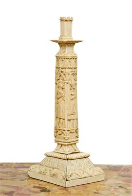Chandelier en os sculpté sur âme en bois à décor sur le corp…