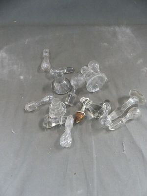 beaucoup de bouteilles en verre posées sur une table