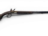 un fusil avec un canon en bois et une poignée en bois