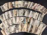 un lot de vieilles cartes postales posées sur une table