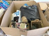 une boîte en carton remplie d'objets hétéroclites dans une pièce