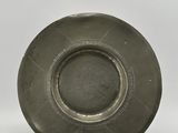 une assiette en argent antique avec un motif circulaire sur le bord