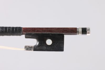 gros plan d'un archet de violon sur fond blanc