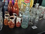 Des bouteilles et des verres sont posés sur une table dans un magasin.