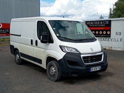 une camionnette blanche garée devant un bâtiment