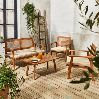 une photo d'un ensemble de mobilier de jardin en bois posé sur une terrasse en bois
