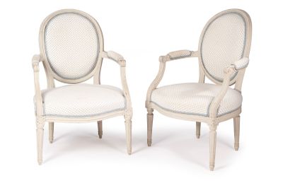 PAIRE DE FAUTEUILS en bois mouluré sculpté et relaqué gris, le dossier - Photo 1