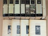 plusieurs livres sont empilés sur une étagère