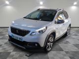 la voiture blanche est garée dans le garage sur un sol en damier