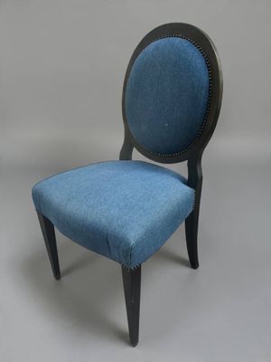 une image représentant une chaise dont l'assise est recouverte de tissu bleu