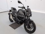 une moto qui est garée dans un garage