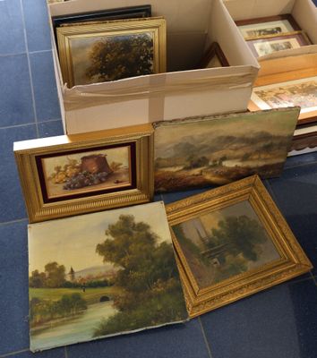 il y a beaucoup de tableaux par terre dans cette pièce
