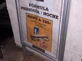 une enseigne sur le côté d'un immeuble sur laquelle on peut lire « mediodia noche »