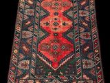un tapis rouge et bleu orné d'un motif en forme de diamant