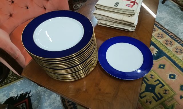 Suite de 18 assiettes en bleu de four et bord doré en porcelaine ...