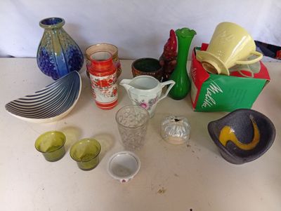 de nombreux types de vases et de bols sur la table