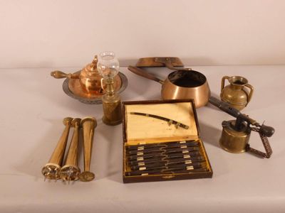un grand nombre d'objets posés sur une table