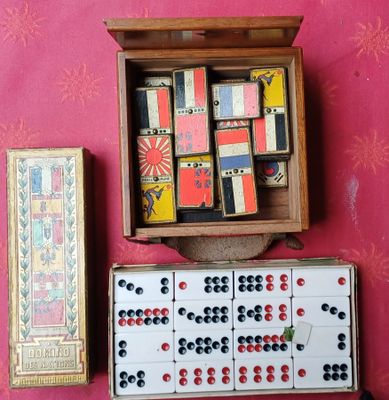 une boîte de dominos et une boîte de cartes posées sur une table