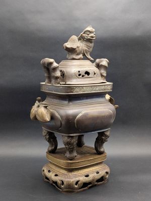 brûle-parfum chinois en bronze orné de foo-foo sur le dessus