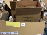 de nombreux cartons empilés sur le sol