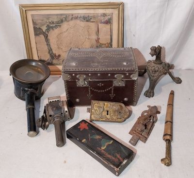 un grand nombre d'objets posés sur une table