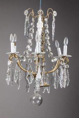 un lustre en laiton et cristal à cinq lumières