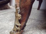 un gros plan sur une table en bois sur laquelle se trouve une statue