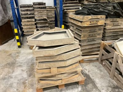 Un lot de 2330 moules de margelles et dallage en béton à dém…