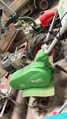une moto verte et blanche garée dans un garage